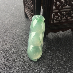 冰种飘花翡翠福豆吊坠