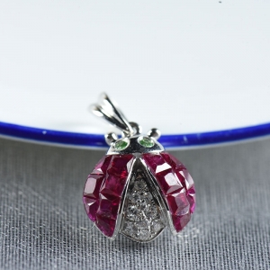 18K红宝石瓢虫吊坠