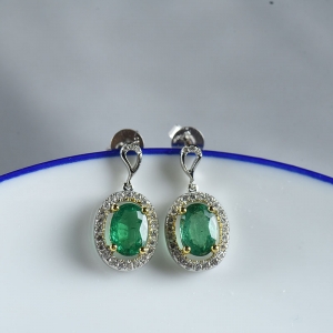 18K鲜绿祖母绿耳钉
