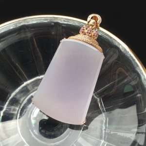 18K糯冰种浅紫翡翠无事牌吊坠