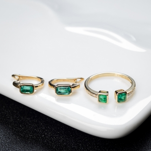 18K鲜绿祖母绿戒指/耳环套装