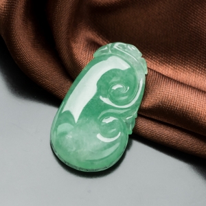 糯冰种翠绿翡翠如意吊坠