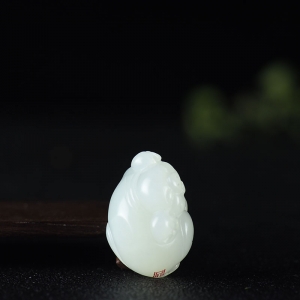 籽料和田白玉福猪吊坠