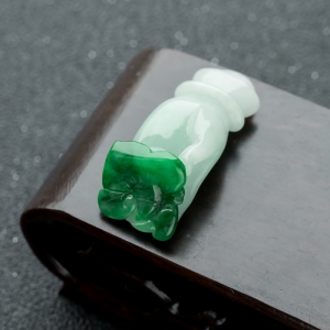 糯种俏色翡翠佛手吊坠