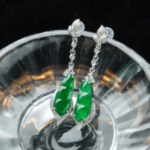 18K糯冰种阳绿翡翠福豆耳坠