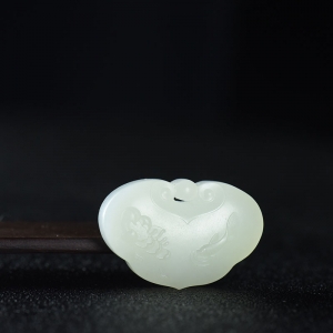 籽料和田白玉年年有余平安锁吊坠