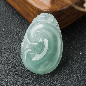 糯冰种浅绿翡翠如意吊坠