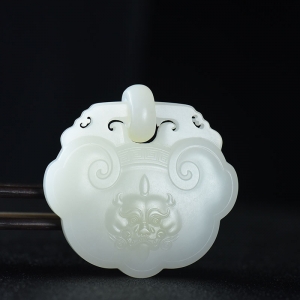 山流水料和田羊脂白玉守护锁吊坠