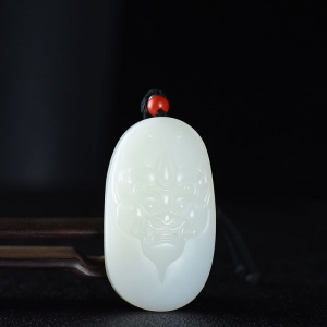 籽料和田白玉守护吊坠