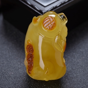 带皮鸡油黄金绞蜜招财猪吊坠