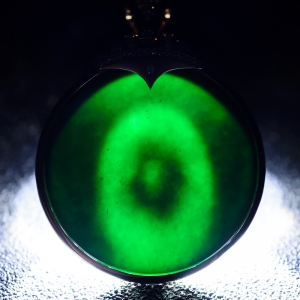 18K糯冰种墨翠圆牌吊坠