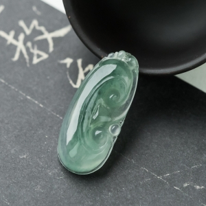 糯冰种飘花翡翠如意吊坠