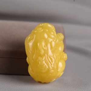 鸡油黄蜜蜡貔貅吊坠