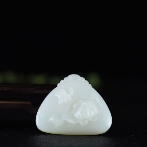 籽料和田白玉花开富贵平安锁吊坠