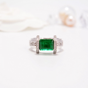 18K鲜绿祖母绿戒指