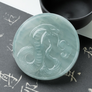 糯冰种蓝绿翡翠巳蛇吊坠
