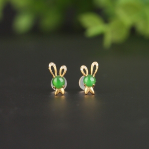 18K糯冰种阳绿翡翠兔子耳钉