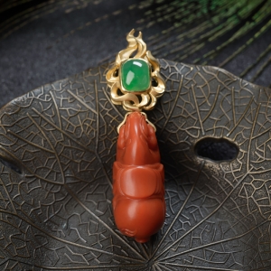 18K柿子红南红午马吊坠