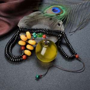 鸡油黄金绞蜜鱼眼扣吊坠