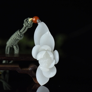 籽料和田白玉幽莲吊坠