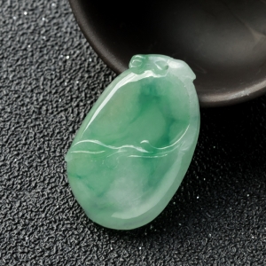 糯冰种飘翠翡翠福瓜吊坠