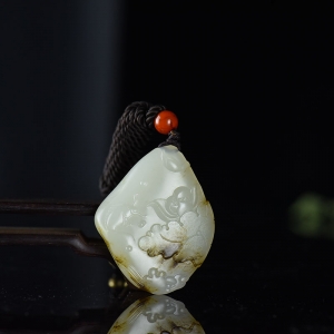 籽料和田白玉荷塘清趣吊坠