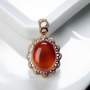 18K血珀吊坠