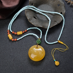 鸡油黄蜜蜡鱼眼扣吊坠