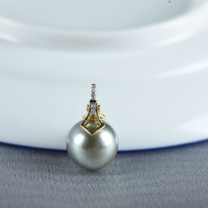 18K海水黑色珍珠罗马吊坠