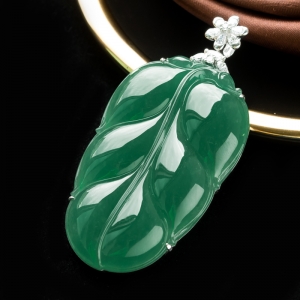 18K糯冰种翠绿翡翠金枝玉叶吊坠
