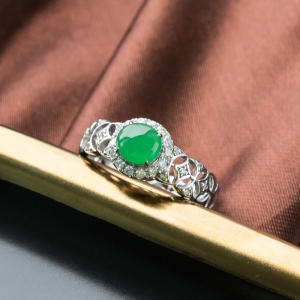 18K糯冰种阳绿翡翠戒指