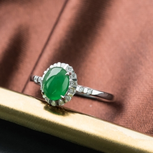 18K糯冰种翠绿翡翠戒指