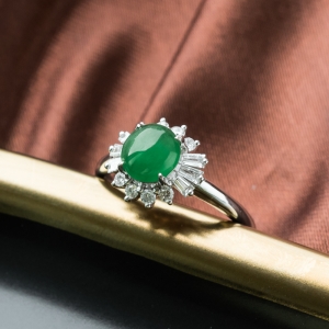 18K糯冰种翠绿翡翠戒指