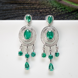 18K亮绿祖母绿耳坠