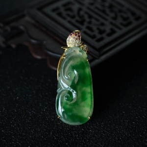 18K糯冰种飘翠翡翠如意吊坠