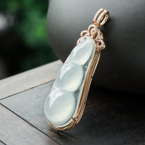 18K冰种翡翠福豆吊坠