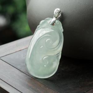 18K糯冰种浅绿翡翠如意吊坠