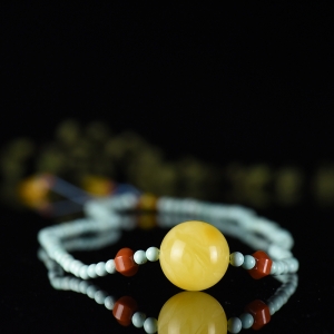 鸡油黄蜜蜡圆珠项链