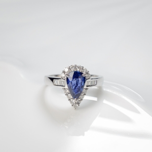 18K蓝色蓝宝石戒指