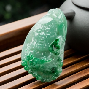 糯冰种飘翠翡翠降龙罗汉吊坠