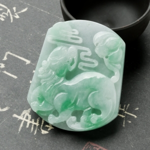 糯冰种飘翠翡翠麒麟吊坠