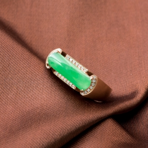 18K糯冰种翠绿翡翠戒指