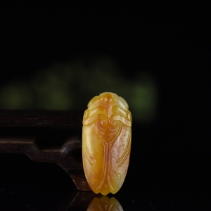 俏色籽料和田玉一鸣惊人吊坠