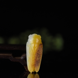 俏色籽料和田玉一鸣惊人吊坠