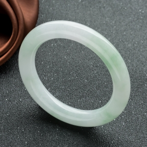57.5mm糯冰种浅绿翡翠圆镯