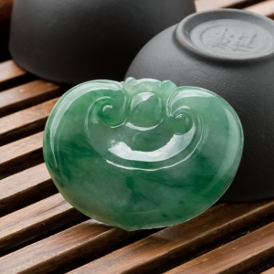糯冰种飘翠翡翠如意锁吊坠