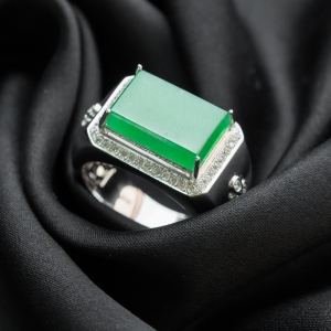 18K糯冰种翠绿翡翠戒指