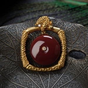 18K玫瑰红南红平安扣吊坠