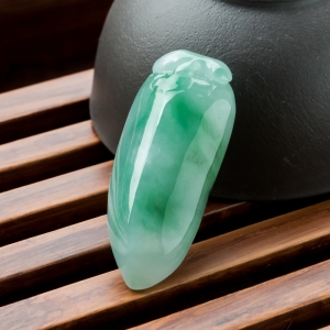 糯冰种飘翠翡翠福瓜吊坠