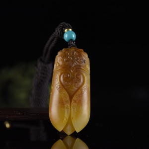 籽料和田玉黄沁一鸣惊人吊坠